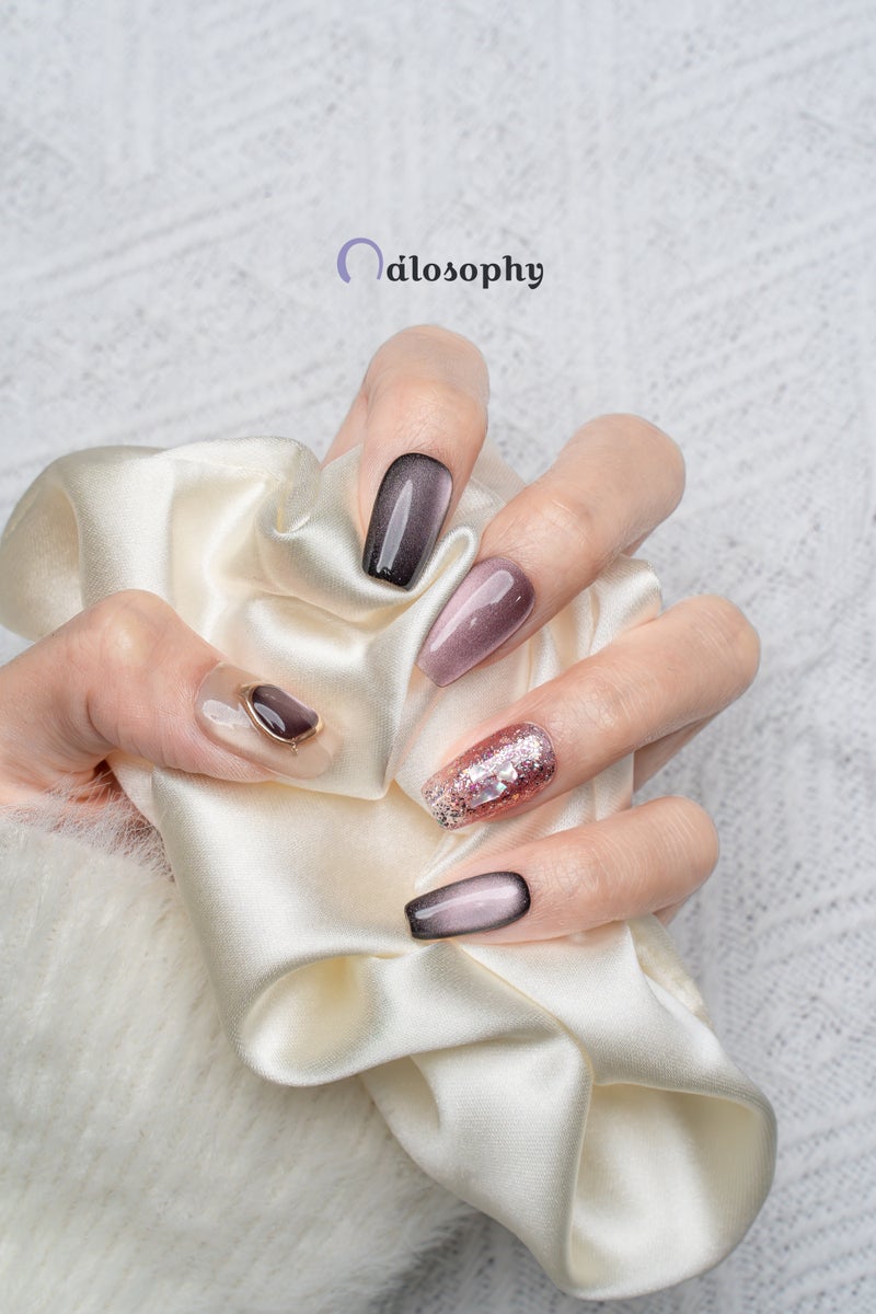 Nailosophy أظافر فاخرة مصنوعة يدويًا قابلة للصق بتصميم عتيق بلون البرقوق مع تأثير عين القط ولامع | شكل كوفين - Image 4